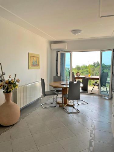 Apartment with terrace and sea view 2