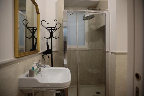 La salle de bains est pourvue d'un lavabo et d'une douche. dans l'établissement MAISON NICOLE - SALERNO, à Salerne
