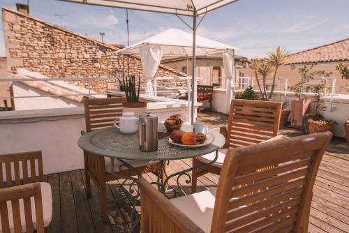 - une table avec une assiette de nourriture sur la terrasse dans l'établissement Chez Pepito & Zaza hypercentre rooftop garage, à Nîmes