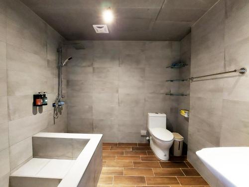 鹿港的住宿－以樂以樂，带浴缸、卫生间和盥洗盆的浴室