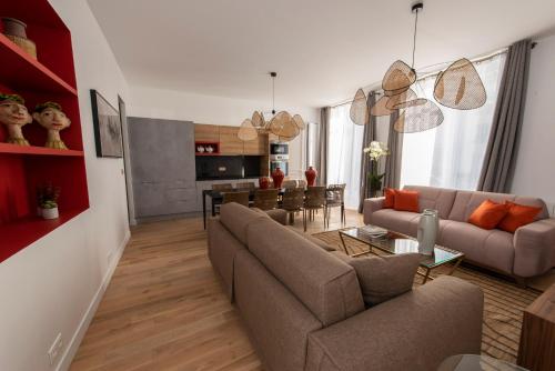 un salon avec un canapé et une table dans l'établissement Martin' s Door, à Paris