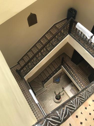vista sul soffitto di un bagno con pavimento piastrellato di Riad Syrine a Marrakech