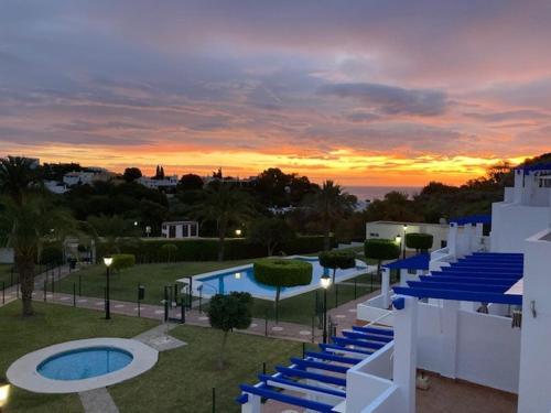 Bazén v ubytovaní 2 Bedroom Apartment with Sea Views alebo v jeho blízkosti