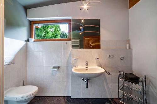 y baño con lavabo y aseo. en Pritscheshof Ferienwohnung Balkon, en Malles Venosta