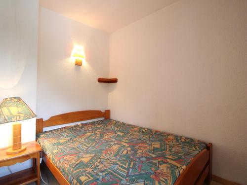 - une petite chambre avec un lit et une lampe dans l'établissement Appart cosy 4 pers, pied des pistes, wifi, garage à Val-Cenis - FR-1-508-261, à Termignon