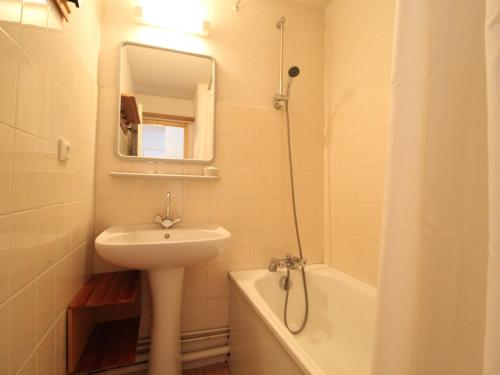 een badkamer met een wastafel, een spiegel en een bad bij Appartement Termignon, 2 pièces, 4 personnes - FR-1-508-261 in Termignon