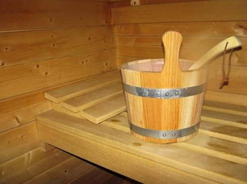 - un seau en bois à l'intérieur d'un sauna dans l'établissement Apartament Małgosi, à Malbork