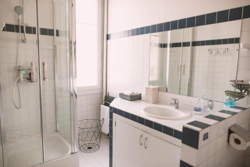 une salle de bain avec un lavabo et une douche dans l'établissement Chez Pepito & Zaza hypercentre rooftop garage, à Nîmes