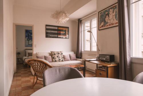 un salon avec un canapé et une table dans l'établissement Chez Pepito & Zaza hypercentre rooftop garage, à Nîmes