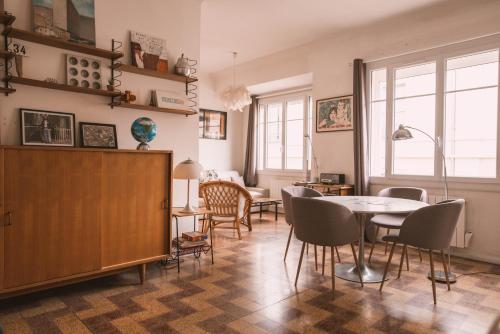 une salle à manger avec une table et des chaises dans l'établissement Chez Pepito & Zaza hypercentre rooftop garage, à Nîmes