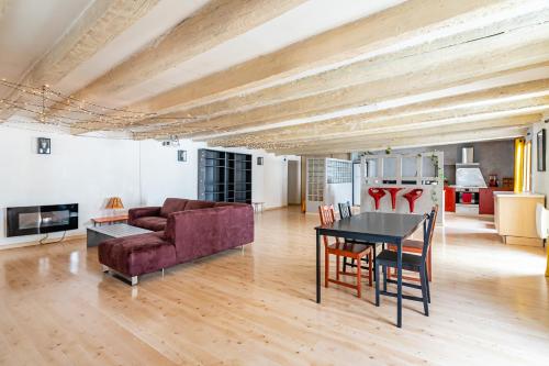 un salon avec un canapé et une table dans l'établissement DINA Great BIG appartment - 6 pers with overhead projector, à Marseille