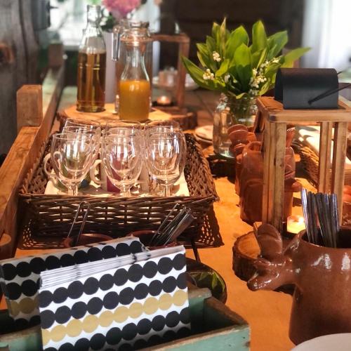 una tavola con bicchieri da vino e altri articoli di Bear Manor B&B a Kannonkoski