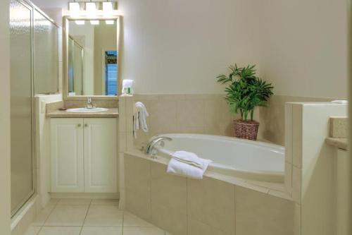 Koupelna v ubytování GreenLinks Golf Villas at Lely Resort
