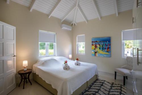 une chambre avec un lit, une chaise et des fenêtres dans l'établissement Attractive villa in resort, à Willemstad