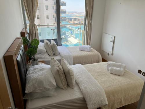 Zdjęcie z galerii obiektu Ocean Village Lovely 2 bedroom apartment w mieście Gibraltar