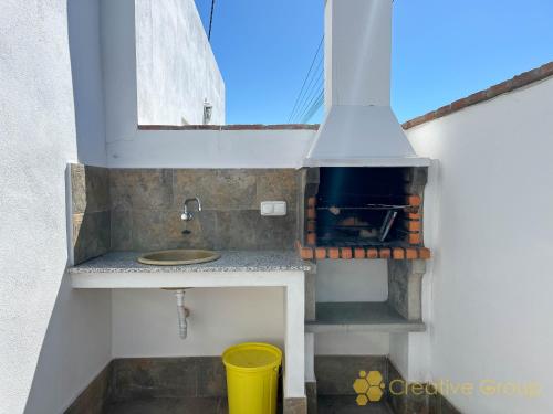 a kitchen with a sink and a sink at Casa Venecia in Vejer de la Frontera