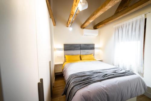 Giường trong phòng chung tại Apartamentos Mk77 León- Cantareros