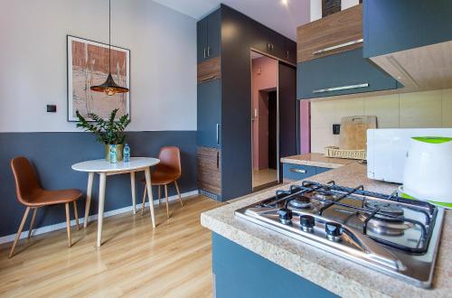 Kuchyňa alebo kuchynka v ubytovaní Apartamenty Łazarza 17