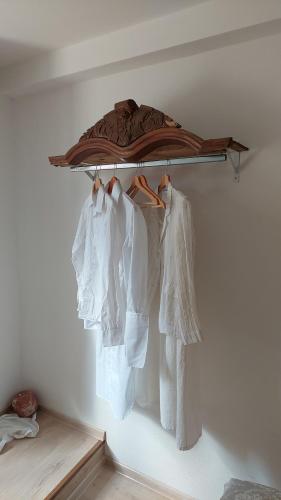 een rek witte shirts aan de muur bij Campitelli view in Rovinj