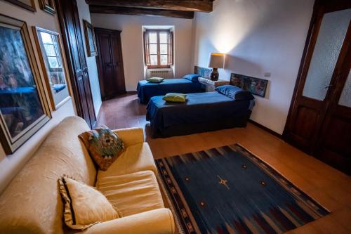 a living room with a couch and a table at Le Antiche Viste in Pitigliano
