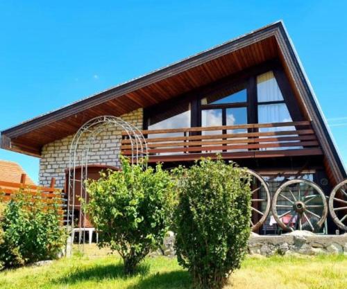 Casa con ventanas grandes y cama doble en Doppelzimmer Waldblick, en Sonnenbühl