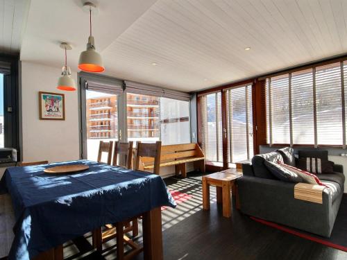 un salon avec une table et un canapé dans l'établissement Superbe appartement rénové pour 6 pers, au pied des pistes à Plagne Centre - FR-1-455-12, à La Plagne