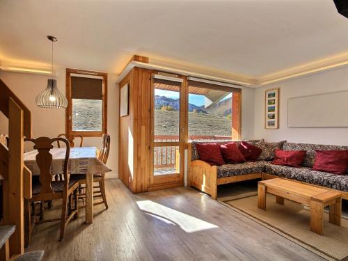 un salon avec un canapé et une table dans l'établissement Bel appartement calme, rénové, balcon, 3 chambres, WiFi, Plagne Villages - FR-1-455-53, à La Plagne