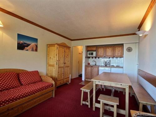 Appartement La Plagne, 3 pièces, 6 personnes - FR-1-455-38にあるシーティングエリア