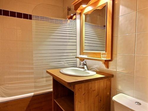une salle de bain avec un lavabo, un miroir et une baignoire dans l'établissement Appartement près des pistes avec vue Mont-Blanc, parking gratuit - FR-1-455-38, à La Plagne