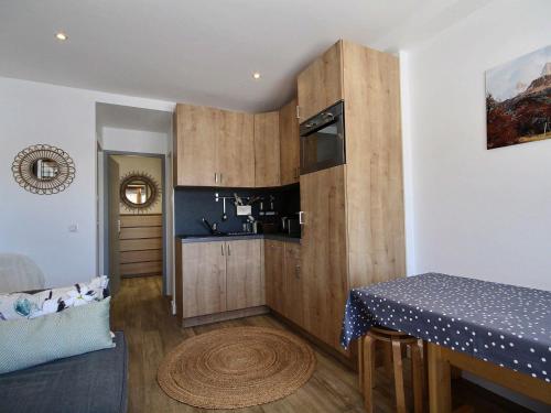 Appartement La Plagne, 2 pièces, 4 personnes - FR-1-455-66にあるキッチンまたは簡易キッチン
