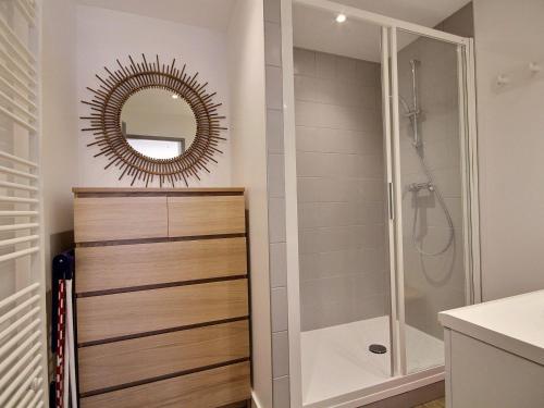 une salle de bain avec douche et miroir dans l'établissement Bel Appartement Rénové 4/5 Pers. Pied des Pistes à La Plagne Centre - FR-1-455-66, à La Plagne