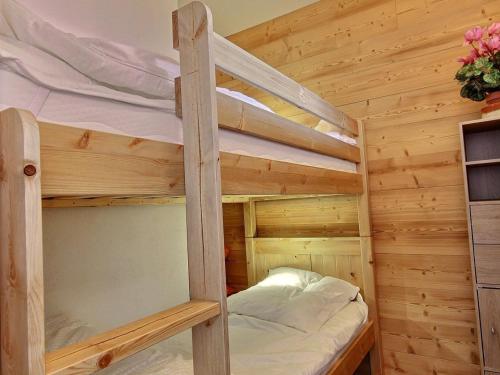 - une chambre avec 2 lits superposés dans une cabane en bois dans l'établissement Studio cabine rénové avec balcon, vue Mont-Blanc, pour 4 pers. à Aime 2000 - FR-1-455-80, à Aime La Plagne
