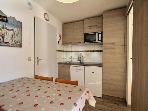 Cuisine ou kitchenette dans l'établissement Appartement Plagne Soleil, 2 pièces, 4 personnes - FR-1-455-113