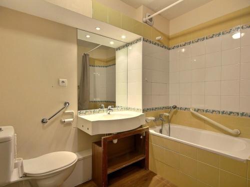 Ένα μπάνιο στο Studio cabine PMR avec balcon, au pied des pistes et proche commerces - La Plagne Soleil - FR-1-455-124