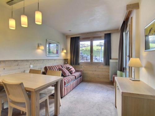 un salon avec un canapé et une table dans l'établissement Studio-cabine pour 4 avec balcon, proche pistes et commerces - FR-1-455-198, à La Plagne Tarentaise