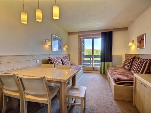 un salon avec une table et un canapé dans l'établissement Deux pièces pour 4-5, balcons, proche des pistes et commerces - FR-1-455-180, à La Plagne Tarentaise