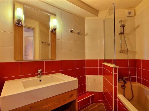 une salle de bain avec un lavabo, un miroir et une baignoire dans l'établissement Deux pièces pour 4-5, balcons, proche des pistes et commerces - FR-1-455-180, à La Plagne Tarentaise