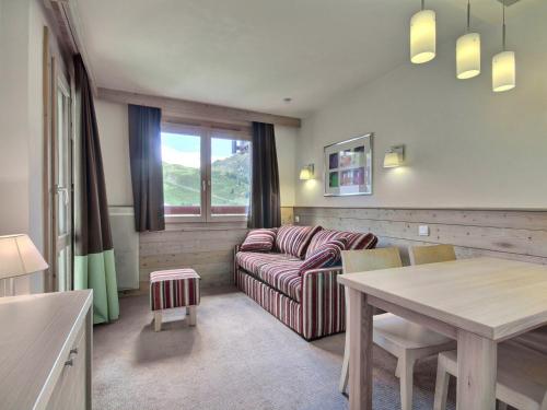 un salon avec un canapé et une table dans l'établissement Joli studio-cabine pour 4 à Belle Plagne avec balcon et accès aux pistes - FR-1-455-201, à La Plagne Tarentaise