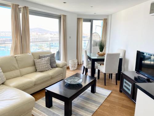 salon z kanapą i stołem w obiekcie Ocean Village Lovely 2 bedroom apartment w mieście Gibraltar