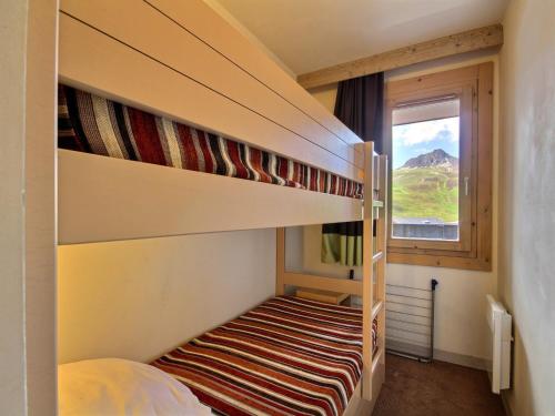 Ce lit superposé se trouve dans un dortoir doté d'une fenêtre. dans l'établissement Joli studio-cabine pour 4 à Belle Plagne avec balcon et accès aux pistes - FR-1-455-201, à La Plagne Tarentaise