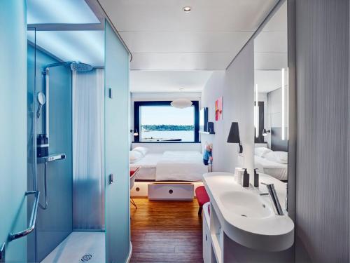 citizenM Seattle Pioneer Square tesisinde bir banyo