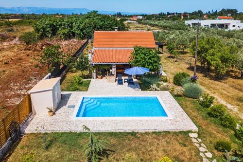 Smoković的住宿－Sunny house，享有带游泳池的房屋的空中景致