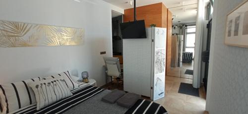 sypialnia z łóżkiem i poduszkami w obiekcie ZARAUTZ LOFT 1 w mieście Zarautz
