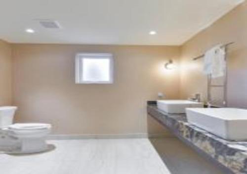A bathroom at Northumberland Heights Wellness Retreat & Spa