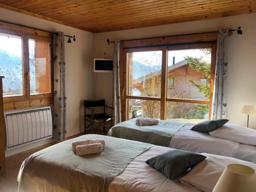 Un pat sau paturi într-o cameră la Zénitude: Superbe chalet baigné de soleil