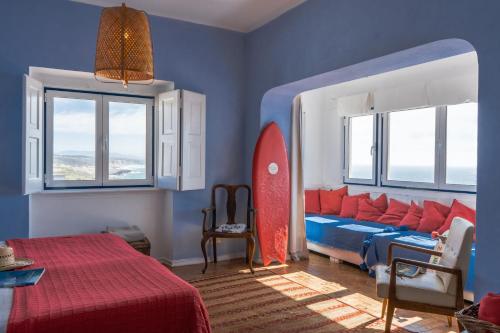 um quarto com uma cama com uma prancha de surf em Chill in Ericeira Surf House na Ericeira