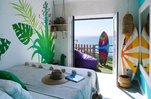 Chill in Ericeira Surf House في إيريسييرا: غرفة نوم مع سرير مع قبعة عليه