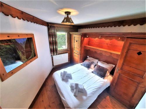 Katil atau katil-katil dalam bilik di La Ginabelle vue Mont Blanc avec piscine