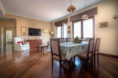 uma sala de jantar com mesa e cadeiras e uma sala de estar em Al Sesto City Center em Capo dʼOrlando