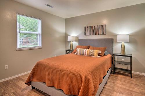 Ein Bett oder Betten in einem Zimmer der Unterkunft Comfy West Plains Home Less Than 1 Mi to Main Street!